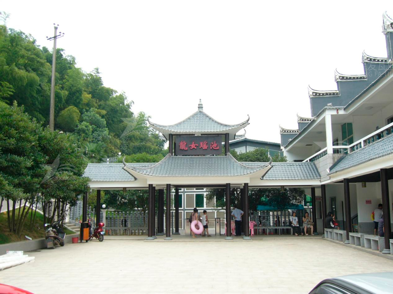 屋頂材料合成樹脂瓦和不銹鋼瓦哪個(gè)好？選擇很重要！